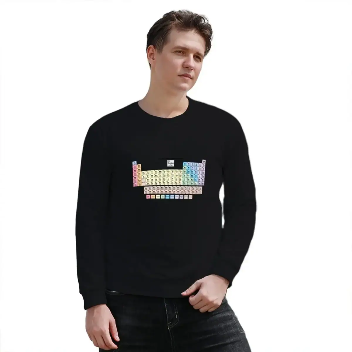 Sweat-shirt noir avec impression d'un tableau périodique des éléments chimiques, style moderne et scientifique, parfait pour les amateurs de chimie et de science.
