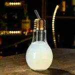 Ampoule en forme d'ampoule avec liquide blanc et pipette.
