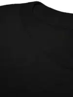 T-shirt noir simple en coton, vue rapprochée du col rond.