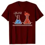 T-shirt rouge avec illustration de deux fioles de laboratoire, une triste et une en surchauffe, avec le texte "I think you're overreacting".