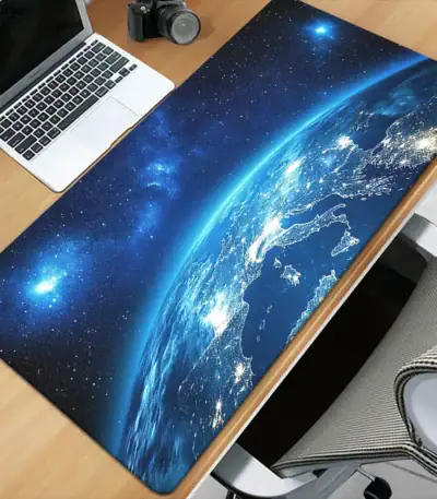 Tapis de bureau représentant une vue réaliste de la Terre vue de l'espace, avec des détails lumineux des continents et des océans, idéal pour une décoration scientifique ou pour les amateurs d'astrono.