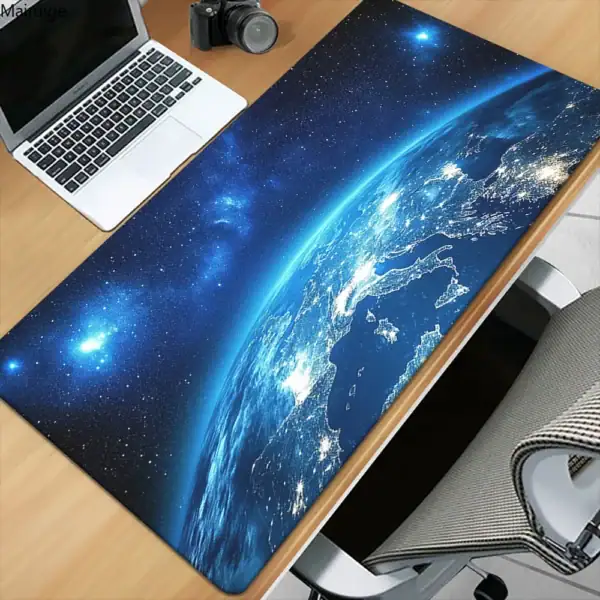 Tapis de bureau représentant une vue réaliste de la Terre vue de l'espace, avec des détails lumineux des continents et des océans, idéal pour une décoration scientifique ou pour les amateurs d'astrono.