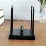 Péndule de Newton classique avec boules en métal suspendues, idéale pour la décoration scientifique ou comme objet éducatif dans un bureau ou une salle de classe.
