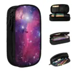Pochette de rangement avec motif galaxie, idéale pour école, loisirs ou voyage, contenant stylos, crayons et accessoires divers pour une organisation pratique.