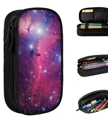 Pochette de rangement avec motif galaxie, idéale pour école, loisirs ou voyage, contenant stylos, crayons et accessoires divers pour une organisation pratique.