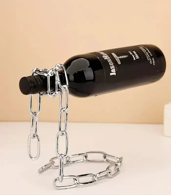 Bouteille de laboratoire noire suspendue par une chaîne en métal, utilisée comme décoration scientifique ou objet de collection.