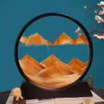 Montagne en verre avec décor naturel, paysage de montagnes et arbre en fleurs, décoration originale et éducative.