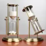 Sablier décoratif en verre avec cadre en métal doré, style vintage, pour décoration de science ou bureau.