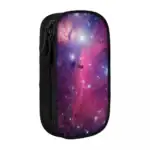 Trousse d'école avec motif galaxie colorée, idéale pour les étudiants et amateurs d'astronomie, apportant une touche cosmique à votre matériel scolaire.