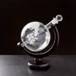 Globe en verre avec télescope miniature à l'intérieur, décor de bureau ou d'étude.