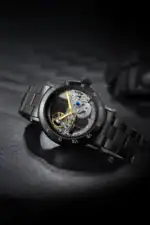 Montre mécanique skeleton noire avec mouvement visible, boîtier en acier noir et bracelet en métal, alliant élégance et technologie pour les amateurs de horlogerie.