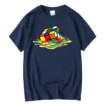 T-shirt bleu marine avec un cube Rubik flottant, design coloré et moderne, parfait pour les amateurs de science et de jeux de réflexion.