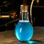 Ampoule en verre contenant un liquide bleu lumineux, symbole d'innovation scientifique et de décoration originale pour les amateurs de science.