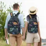 Balade scolaire d'enfants avec sacs à dos à motifs planètes et étoiles dans un environnement naturel.