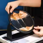Panneau de sable cinétique en mouvement, illustrant un effet de flux de sable coloré dans un cadre noir, utilisé comme objet de décoration scientifique et éducative.