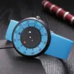 Montre scientifique avec cadran coloré et bracelet bleu, idéale pour les amateurs de science et de design original.