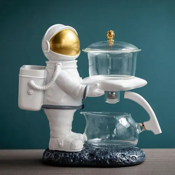Figurine d'astronaute en plastique blanc avec un laboratoire de laboratoire en verre, décoration de style scientifique et spatial.