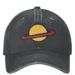 Casquette noire vintage avec logo de planète et anneau, style décontracté, parfait pour les amateurs d'astronomie et de mode.