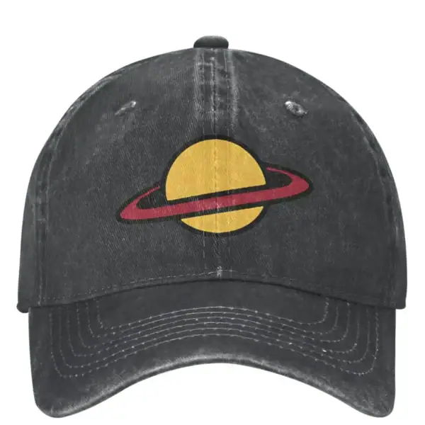Casquette noire vintage avec logo de planète et anneau, style décontracté, parfait pour les amateurs d'astronomie et de mode.