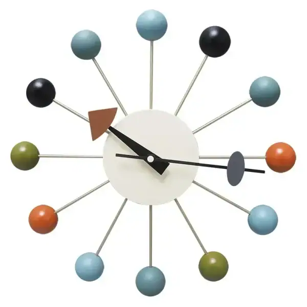 Horloge murale avec sphères colorées et aiguilles minimalistes.
