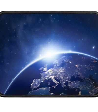 Vue de la Terre depuis l'espace avec la lumière du soleil à l'horizon, montrant la planète illuminée et l'espace étoilé en arrière-plan.