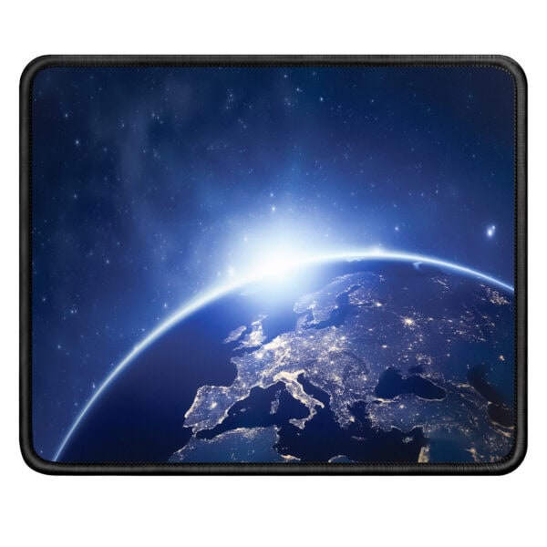Vue de la Terre depuis l'espace avec la lumière du soleil à l'horizon, montrant la planète illuminée et l'espace étoilé en arrière-plan.