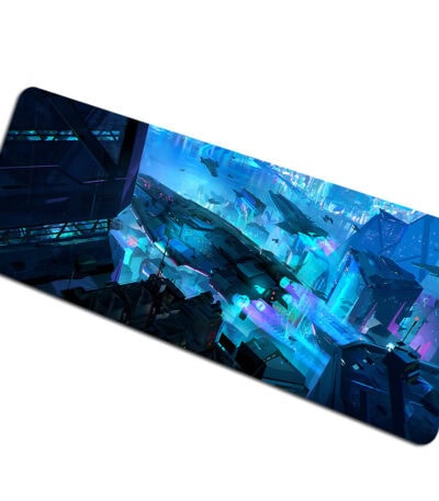 Vaisseau spatial futuriste dans une ville sci-fi nocturne, illuminée par des néons bleus et violets, avec des bâtiments modernes et des véhicules volants, créant une ambiance de science-fiction immers.