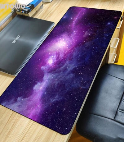Tapis de bureau avec motif galaxie étoilée, idéal pour la décoration de bureau ou d'espace de travail, apportant une touche cosmique et inspirante.