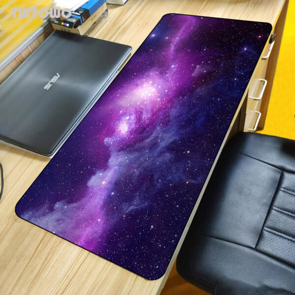 Tapis de bureau avec motif galaxie étoilée, idéal pour la décoration de bureau ou d'espace de travail, apportant une touche cosmique et inspirante.