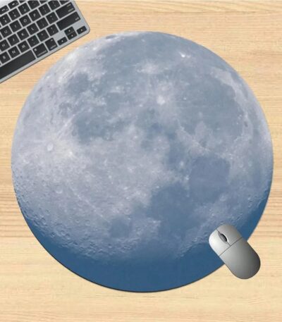 Tapis de souris en forme de lune avec image réaliste de la surface lunaire, idéal pour les amateurs d'astronomie et de décoration scientifique.