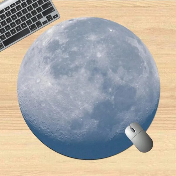 Tapis de souris en forme de lune avec image réaliste de la surface lunaire, idéal pour les amateurs d'astronomie et de décoration scientifique.