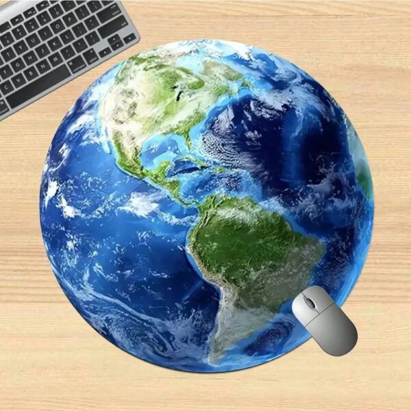 Planète Terre en 3D représentant la géographie mondiale, accompagnée d'une souris et d'un clavier sur un bureau en bois, symbolisant la connexion entre la science, la technologie et l'éducation.