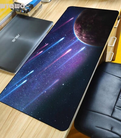 Tapis de bureau avec motif spatial, planètes et étoiles.