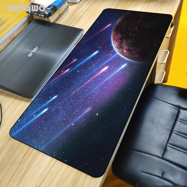 Tapis de bureau avec motif spatial, planètes et étoiles.