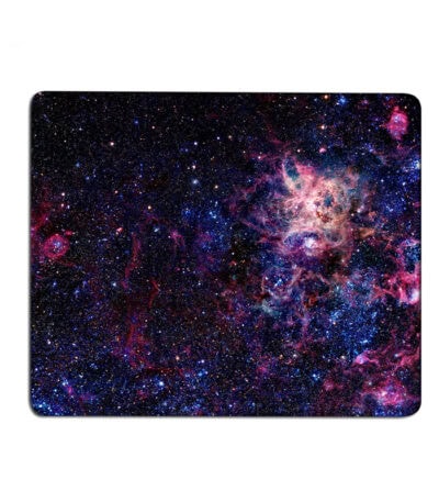Image d'une galaxie et d'un nuage de poussière cosmique avec des étoiles brillantes, représentant un phénomène astronomique spectaculaire.