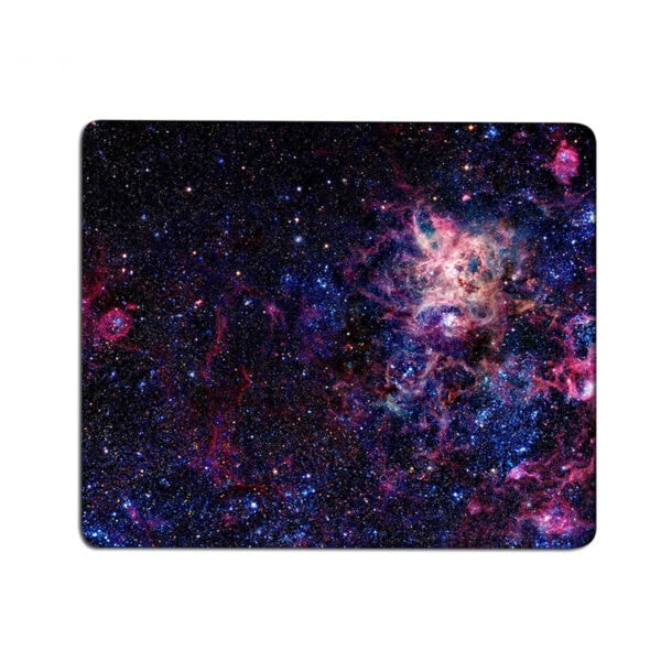 Image d'une galaxie et d'un nuage de poussière cosmique avec des étoiles brillantes, représentant un phénomène astronomique spectaculaire.