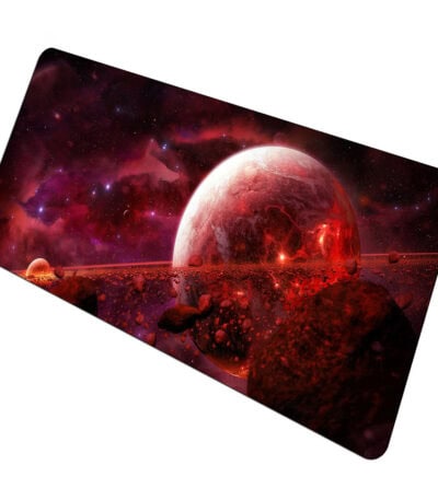 Planète rouge avec atmosphère mystérieuse et étoiles en arrière-plan, dans un décor spatial fantastique.