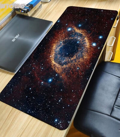 Tapis de bureau avec motif galaxie, représentant une image de l'univers avec des étoiles et une nébuleuse, idéal pour décoration scientifique ou espace.