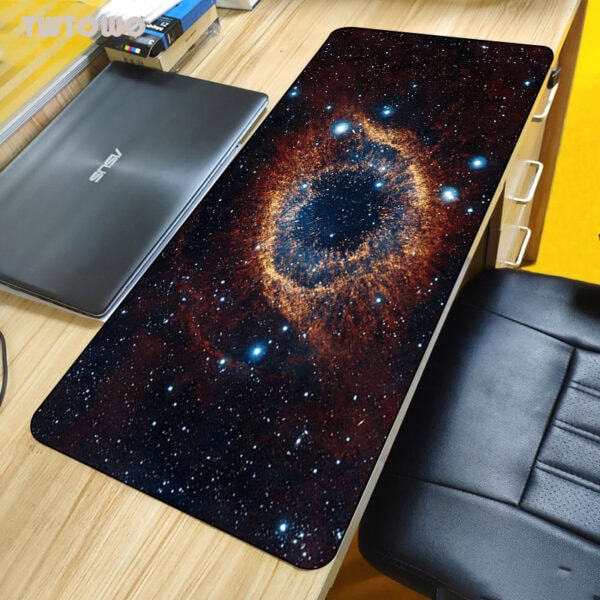 Tapis de bureau avec motif galaxie, représentant une image de l'univers avec des étoiles et une nébuleuse, idéal pour décoration scientifique ou espace.
