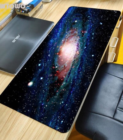 Tapis de bureau galaxie cosmos.
