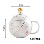 Tasse à thé en forme de planète avec couvercle décoratif d'astronaute, idéale pour les amateurs d'espace et de science, capacité de 400 mL, design original et ludique.