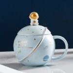 Tasse en céramique avec motif spatial, décorée d'étoiles et de planètes, idéale pour les amateurs d'astronomie et de science-fiction, avec un design inspiré de l'univers.