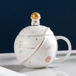 Vase décoratif en forme de planète avec couvercle étoilé, idéal pour la décoration de style spatial ou scientifique. Parfait pour ajouter une touche cosmique à votre intérieur ou bureau.
