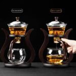 Tasse à thé en verre avec support en bois, idéale pour une dégustation raffinée.