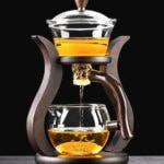 Presse à thé en verre avec infusion d'huile essentielle, design élégant et fonctionnel, idéale pour préparer des infusions aromatiques à la maison ou au bureau.