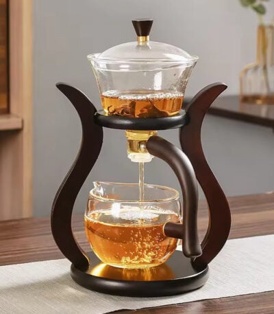 Tasse à thé en verre avec infuseur et support en bois, idéale pour infuser des thés ou infusions, élégante et pratique pour une dégustation raffinée.