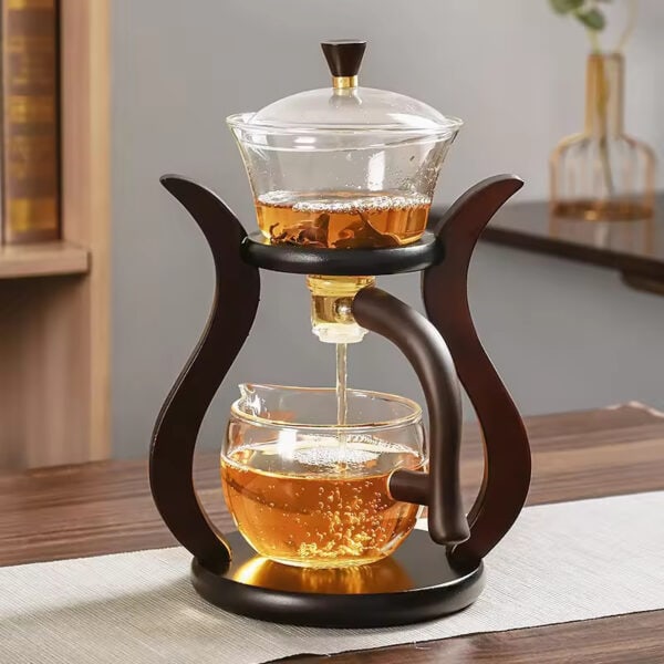 Tasse à thé en verre avec infuseur et support en bois, idéale pour infuser des thés ou infusions, élégante et pratique pour une dégustation raffinée.