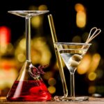 Verre à cocktail scientifique avec liquide rouge, pipette et décoration en forme de cœur, parfait pour une décoration de science ou un événement thématique.