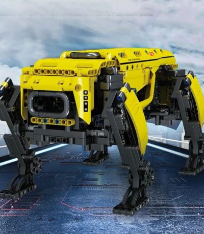 Véhicule robot LEGO en jaune avec quatre pattes articulées, conçu pour la science et la technologie. Parfait pour la décoration ou l'apprentissage scientifique.