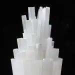 Cristal de sélénite blanc, structure géométrique élégante, pierre précieuse pour la décoration et la méditation.
